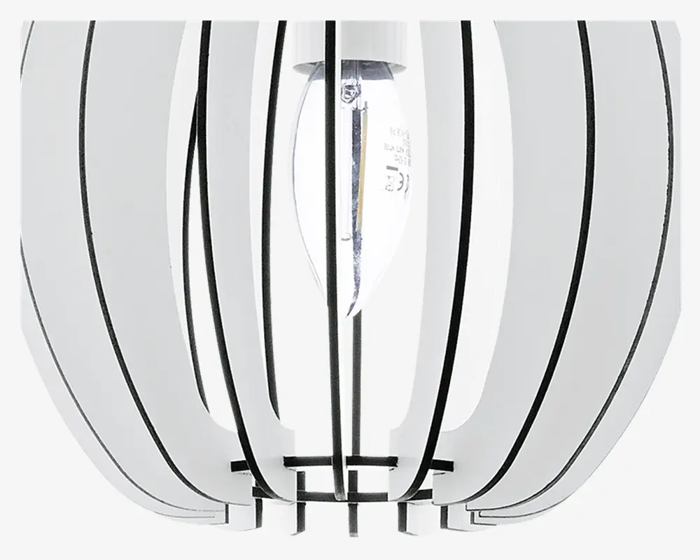 Nærbillede af en moderne lampe med buede, hvide lameller arrangeret i et cirkulært mønster omkring en central pære. Lamellerne har sorte kanter, hvilket giver en markant kontrast og et moderne, geometrisk udtryk. Pæren er synlig gennem mellemrummene mellem lamellerne, hvilket fremhæver det åbne og luftige design.