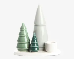 Et dekorativt sæt bestående af tre keramiske figurer formet som træer i forskellige størrelser og nuancer af grøn og hvid, arrangeret på en oval hvid base. Det højeste træ er en glat, blank hvid kegle, mens de to mindre træer er grønne med lagdelte, teksturerede former. Sættet inkluderer også en lille, cylindrisk hvid holder, muligvis til et fyrfadslys.