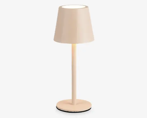 Minimalistisk bordlampe med mat beige finish. Lampen har en konisk lampeskærm, en slank cylindrisk stang og en rund, flad fod. Designet er glat og sømløst uden synlige kontakter eller ledninger, hvilket giver et rent og moderne udtryk.