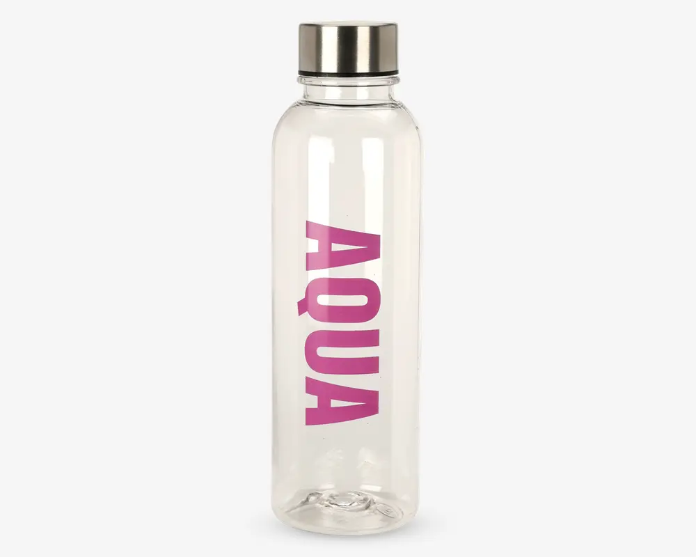 Klar cylindrisk flaske med et metallisk skruelåg, hvor ordet 'AQUA' er trykt lodret med fed pink skrift på siden. Flasken har en glat overflade og en bred åbning, der gør det nemt at fylde og rengøre den.