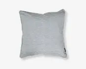 Rektangulær pude med betræk i tynde, horisontale sorte og hvide striber. Stoffet ser blødt og glat ud med pænt syede kanter og et lille stofmærke i den ene side. Puden fremstår fyldig og støttende, velegnet til brug på sofa eller seng.