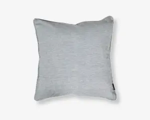 Rektangulær pude med betræk i tynde, horisontale sorte og hvide striber. Stoffet ser blødt og glat ud med pænt syede kanter og et lille stofmærke i den ene side. Puden fremstår fyldig og støttende, velegnet til brug på sofa eller seng.