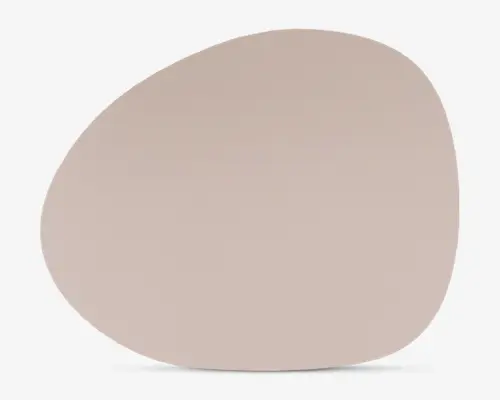 Uregelmæssigt formet spejl med glatte kanter og en blød beige tone. Spejlet har en moderne, organisk form uden skarpe hjørner, hvilket giver det et minimalistisk og nutidigt udtryk.