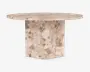 Rundt bord med en kraftig, flad bordplade og en solid, geometrisk sokkel. Overfladen og soklen har et beige og brunt marmoreret stenlook, som giver et naturligt og elegant udtryk. Bordpladens kanter er let affasede for et sofistikeret finish.