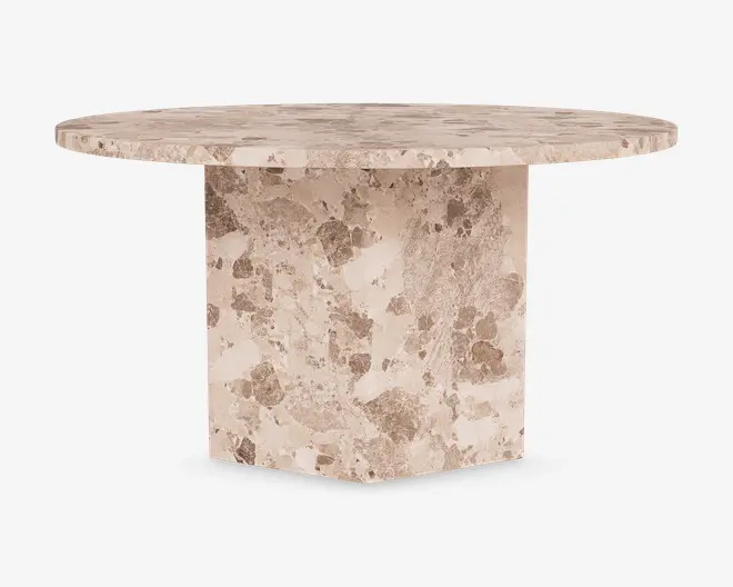 Rundt bord med en kraftig, flad bordplade og en solid, geometrisk sokkel. Overfladen og soklen har et beige og brunt marmoreret stenlook, som giver et naturligt og elegant udtryk. Bordpladens kanter er let affasede for et sofistikeret finish.