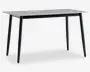 Rektangulært bord med en lysegrå bordplade med marmoreffekt og fire slanke, sorte metalben, der er let skråtstillede. Designet er minimalistisk og moderne med en glat overflade og rene linjer, velegnet til spise- eller kontorbrug.