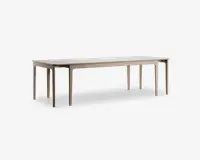 Rektangulært bord med minimalistisk design, glat og lys bordplade samt slanke, lige ben. Bordet har et rent og moderne udtryk uden synlige dekorationer eller beslag, og benene er placeret i hjørnerne for stabilitet.