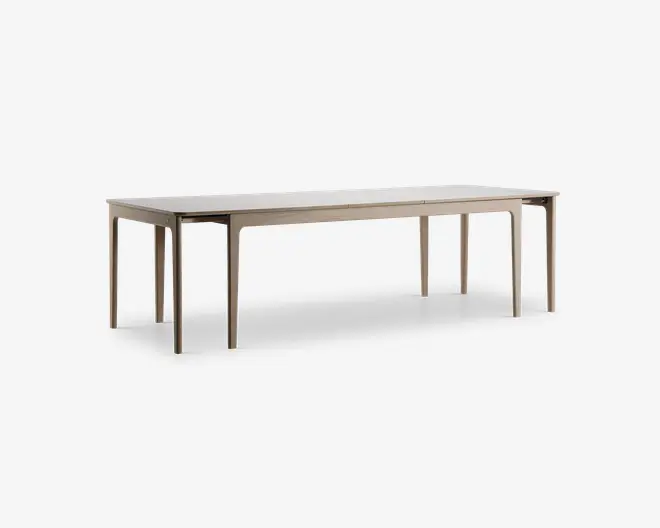 Rektangulært bord med minimalistisk design, glat og lys bordplade samt slanke, lige ben. Bordet har et rent og moderne udtryk uden synlige dekorationer eller beslag, og benene er placeret i hjørnerne for stabilitet.