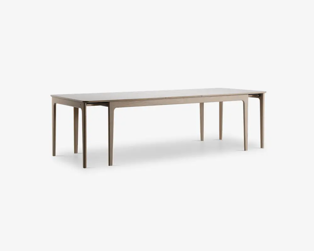 Rektangulært bord med minimalistisk design, glat og lys bordplade samt slanke, lige ben. Bordet har et rent og moderne udtryk uden synlige dekorationer eller beslag, og benene er placeret i hjørnerne for stabilitet.