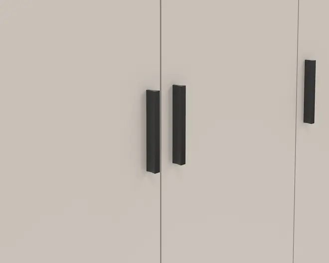 Nærbillede af en glat, lysebeige overflade med tre lodrette sorte greb. Grebene er rektangulære med et moderne, minimalistisk design og er monteret på flade skabslåger. Udtrykket er rent og nutidigt.