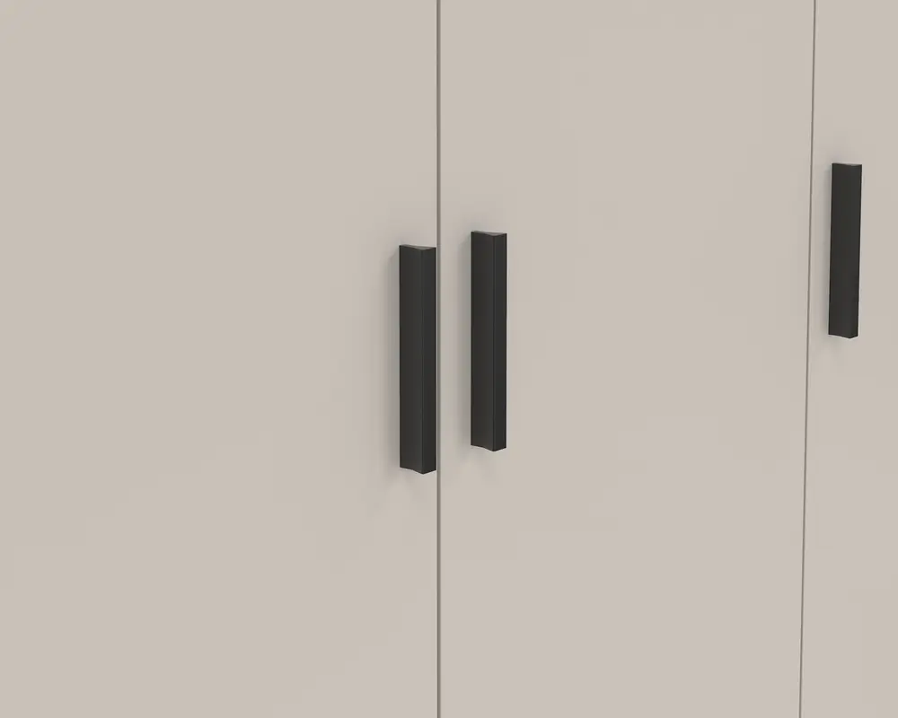 Nærbillede af en glat, lysebeige overflade med tre lodrette sorte greb. Grebene er rektangulære med et moderne, minimalistisk design og er monteret på flade skabslåger. Udtrykket er rent og nutidigt.