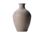 En mat beige keramisk vase med rund krop, smal hals og let udadbuet kant.