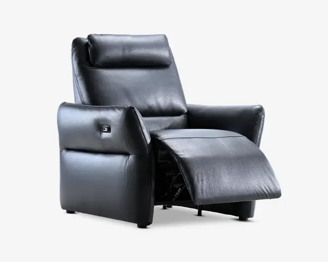 Elegant sort reclinerstol betrukket med glat læder, høj ryg og polstret nakkestøtte for ekstra komfort. Stolen har en indbygget elektrisk recline-knap på siden, så ryglænet nemt kan justeres, samt en udtrækkelig fodstøtte for fuld støtte til benene. Armlænene er brede og polstrede for ekstra komfort. Designet er moderne og minimalistisk, hvilket passer godt til nutidige boligindretninger.