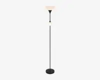 Høj, slank gulvlampe med sort metalfod og stang. Lampen har en opadrettet, mat glas-skærm øverst for blødt lys, samt en mindre, justerbar læselampe med mat glas-skærm monteret på stangen under hovedskærmen. Moderne og minimalistisk design, der passer til forskellige indretninger.