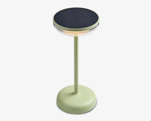 En moderne, cylindrisk lampe med en lysegrøn finish. Lampen har en rund, flad top med solcellepanel, en slank midterstang og en solid, cirkulær fod. Der er en berøringsfølsom tænd/sluk-knap på foden, og en diskret LED-lyskrans ses lige under toppanelet.