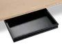 Et nærbillede af en elegant, sort underskuffe monteret under en bordplade i lyst træ. Skuffen er rektangulær, har en glat, mat overflade og er vist helt udtrukket, hvilket giver god opbevaringsplads til små kontorartikler eller personlige ejendele. Designet er minimalistisk og moderne og passer diskret sammen med bordet.