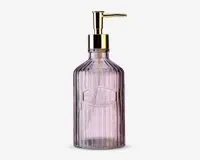 Høj, rillet glasdispenser med let lilla nuance, udstyret med en guldfarvet pumpe og ordet 'SOAP' præget på forsiden. Flasken har et vintage-inspireret design med lodrette riller, der giver ekstra greb og stil.