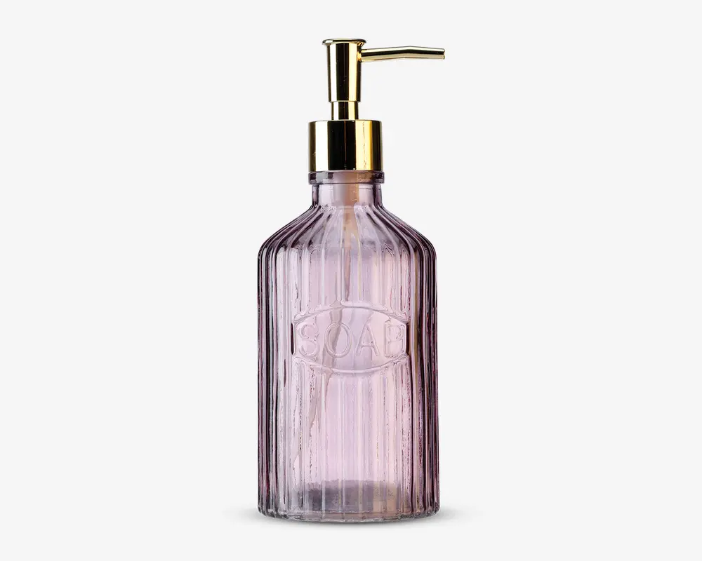 Høj, rillet glasdispenser med let lilla nuance, udstyret med en guldfarvet pumpe og ordet 'SOAP' præget på forsiden. Flasken har et vintage-inspireret design med lodrette riller, der giver ekstra greb og stil.