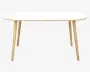 Et moderne bord med en hvid, oval bordplade og ben i lyst naturtræ. Bordet har et minimalistisk design med rene linjer og let skråtstillede ben, hvilket giver det et skandinavisk udtryk. Bordpladen er glat, og kanterne er blødt afrundede.