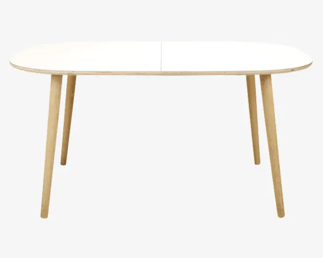 Et moderne bord med en hvid, oval bordplade og ben i lyst naturtræ. Bordet har et minimalistisk design med rene linjer og let skråtstillede ben, hvilket giver det et skandinavisk udtryk. Bordpladen er glat, og kanterne er blødt afrundede.
