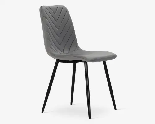 Moderne stol med gråt polstret sæde og ryglæn, der har syninger i et chevron-mønster. Stolen har let buet ryg for ekstra komfort og slanke, sorte metalben, der står skråt udad for stabilitet. Sædet er polstret for øget komfort.