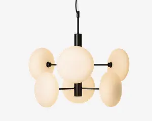 Moderne loftlampe med seks runde, matterede glasglobuser, der er symmetrisk placeret omkring en central sort metalstang. Globuserne udsender et blødt, varmt lys, og lampen har et stilrent, nutidigt design med rene linjer og mat sort finish.