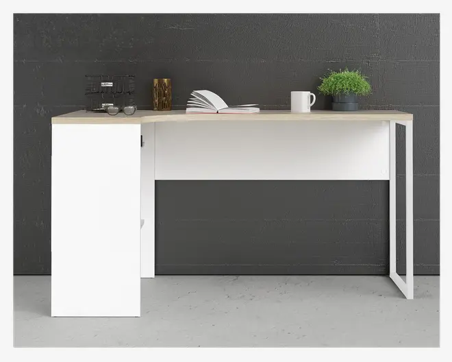 Moderne skrivebord med lys træbordplade og hvid ramme. Skrivebordet har et minimalistisk design med rene linjer, en solid panel på venstre side for støtte og åbent benplads på højre side. Overfladen er rummelig og egnet til arbejde eller studie, og der er vist nogle dekorative genstande, herunder en plante, et krus og en åben bog.