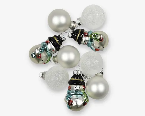 Et sæt julepynt bestående af en blanding af blanke hvide, matte hvide og glitrende hvide kugler samt tre snemandsformede ornamenter. Snemændene har sorte hatte, røde tørklæder, grønne detaljer og malede ansigtstræk. Ornamenterne har metalhætter til ophængning.