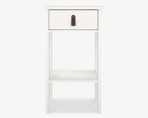 Et lille, hvidt bord i træ med en enkelt skuffe øverst, der har en brun læderstrop med en messingknap som greb. Under skuffen er der en åben hylde til ekstra opbevaring. Designet er minimalistisk med rene, lige linjer.