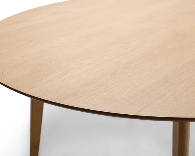 Rund bordplade med en lys, naturlig træfinish og synlig træstruktur, understøttet af slanke, koniske træben. Bordpladens kant er tynd og let affaset, hvilket giver et moderne og minimalistisk udtryk.