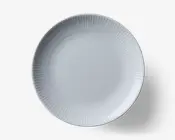 Rund hvid tallerken med et diskret tekstureret mønster af lodrette riller langs kanten. Midten er glat og enkel, hvilket giver et minimalistisk og elegant udtryk. Fremstillet af blankt keramisk materiale.