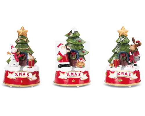 Sæt med tre festlige julefigurer, hver med et pyntet juletræ med en guldfarvet stjerne på toppen. Den første figur har en glad snemand, en lille fugl og en gave. Den anden figur viser julemanden med en lanterne, samt en gave og en krans ved fødderne. Den tredje figur forestiller et rensdyr med rød halstørklæde og sweater, stående ved siden af gaver. Alle figurer har en rød fod med et hvidt bånd, hvor der står 'XMAS', samt gulddetaljer. Fodens overflade er dækket af kunstig sne for et vinterligt udtryk.