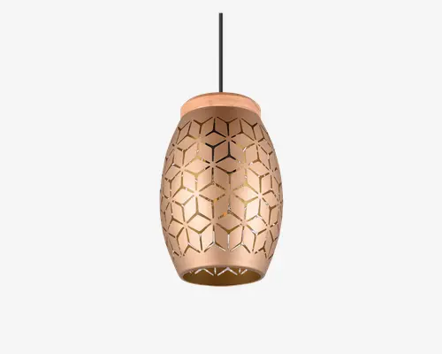 Loftlampe med en metallisk kobberfarvet finish og et geometrisk udskæringsmønster på skærmen. Skærmen er ovalformet, og udskæringerne skaber en moderne, dekorativ effekt, der lader lyset skinne igennem. Lampen hænger i en sort ledning, og det åbne design i bunden leder lyset nedad.