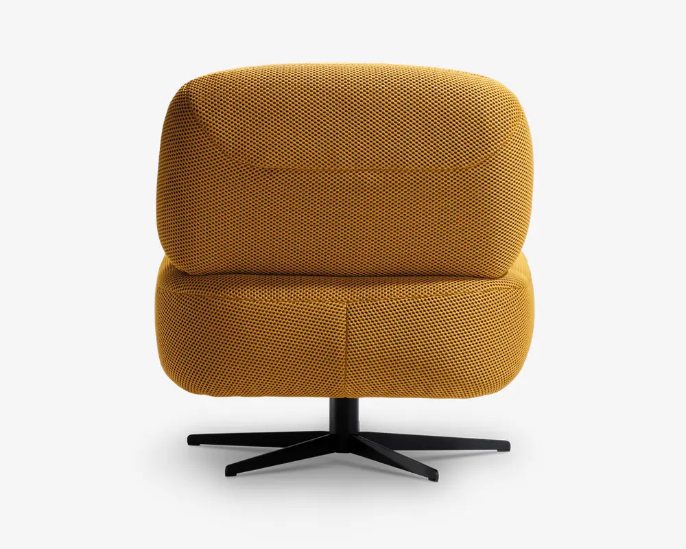 Moderne stol med afrundet, ekstra stor ryg og sæde, polstret med et tekstureret sennepsgult stof. Stolen har en sort, firebenet drejefod, som giver stabilitet og et moderne udtryk. Betrækket har et netlignende mønster, der tilføjer visuel interesse og åndbarhed.