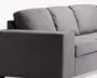 Nærbillede af en moderne sofa med minimalistisk design og rene linjer. Betrækket er lavet af et tekstureret, mellemgråt stof. Armlænet er bredt og rektangulært, og ryghynderne er bløde og let skrånende for komfort. Sædehynderne er tykke og faste, hvilket giver god støtte.