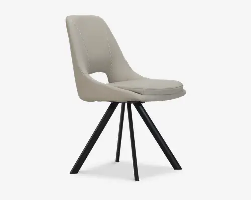 Moderne stol med lys beige polstret sæde og ryglæn, der har diskrete lodrette syninger som ekstra detalje. Stolen har en let buet ryg med et lille udskåret område nær bunden for stil og ventilation. Den har en polstret, aftagelig sædehynde for ekstra komfort. Basen består af fire skråtstillede sorte metalben, som giver stabilitet og et moderne udtryk.