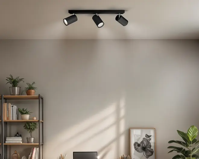 Loftslampe i mat sort med en slank, rektangulær base og tre justerbare cylindriske spot-hoveder, hver vinklet i forskellige retninger.