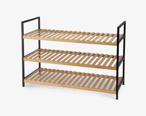 Reol med tre niveauer, bestående af lamelhylder i træ og en solid sort metalramme. Hver hylde er jævnt fordelt og åben, hvilket giver god ventilation og nem rengøring. Det minimalistiske design giver rigelig opbevaringsplads og et moderne, industrielt udtryk.