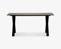 Rektangulært bord med en glat, lys bordplade og fire solide, let udadbuede sorte ben. Designet er minimalistisk og moderne med rene linjer og en rummelig overflade, der egner sig til både spisning og arbejde.