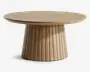 Rundt bord med en glat, flad træbordplade og en bred, rillet sokkel. Soklen har lodrette riller, der giver struktur og et spændende udtryk. Den naturlige træfinish giver et varmt og moderne udseende.