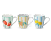 Sæt med tre keramikkrus, hver med et unikt håndmalet frugtmotiv og lodrette striber. Ét krus har røde jordbær med grønne blade på mintgrønne striber, et andet viser en appelsin med grønne blade på gule striber, og det tredje har to gule citroner med grønne blade på blå striber. Alle krus har hvid baggrund og en farvet kant, der matcher stribefarven.