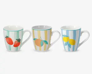 Sæt med tre keramikkrus, hver med et unikt håndmalet frugtmotiv og lodrette striber. Ét krus har røde jordbær med grønne blade på mintgrønne striber, et andet viser en appelsin med grønne blade på gule striber, og det tredje har to gule citroner med grønne blade på blå striber. Alle krus har hvid baggrund og en farvet kant, der matcher stribefarven.