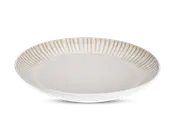 Rundt keramikfad med let hævet kant. Overfladen er mat og råhvid med et tekstureret mønster af lodrette beige striber, der stråler ind mod midten fra kanten. Fadet har et diskret, håndlavet udtryk med en glat, blødt skrånende kant.