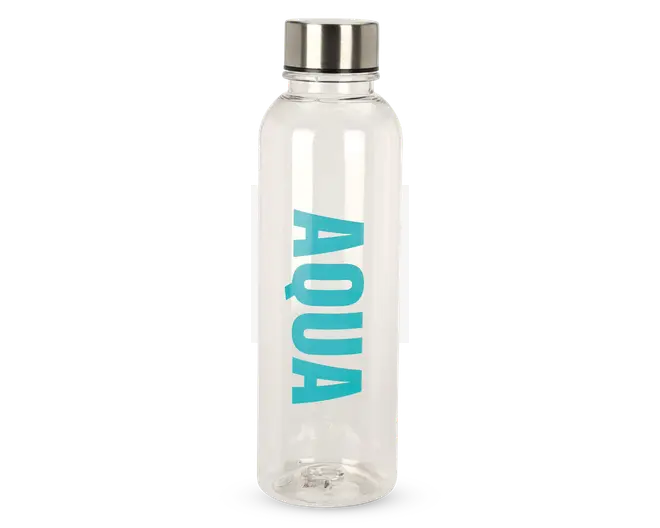 Klar, cylindrisk flaske med et skruelåg i metal. Ordet 'AQUA' er trykt lodret med store blå bogstaver på siden. Flasken har en glat overflade og en bred åbning, der gør det nemt at fylde og rengøre den.
