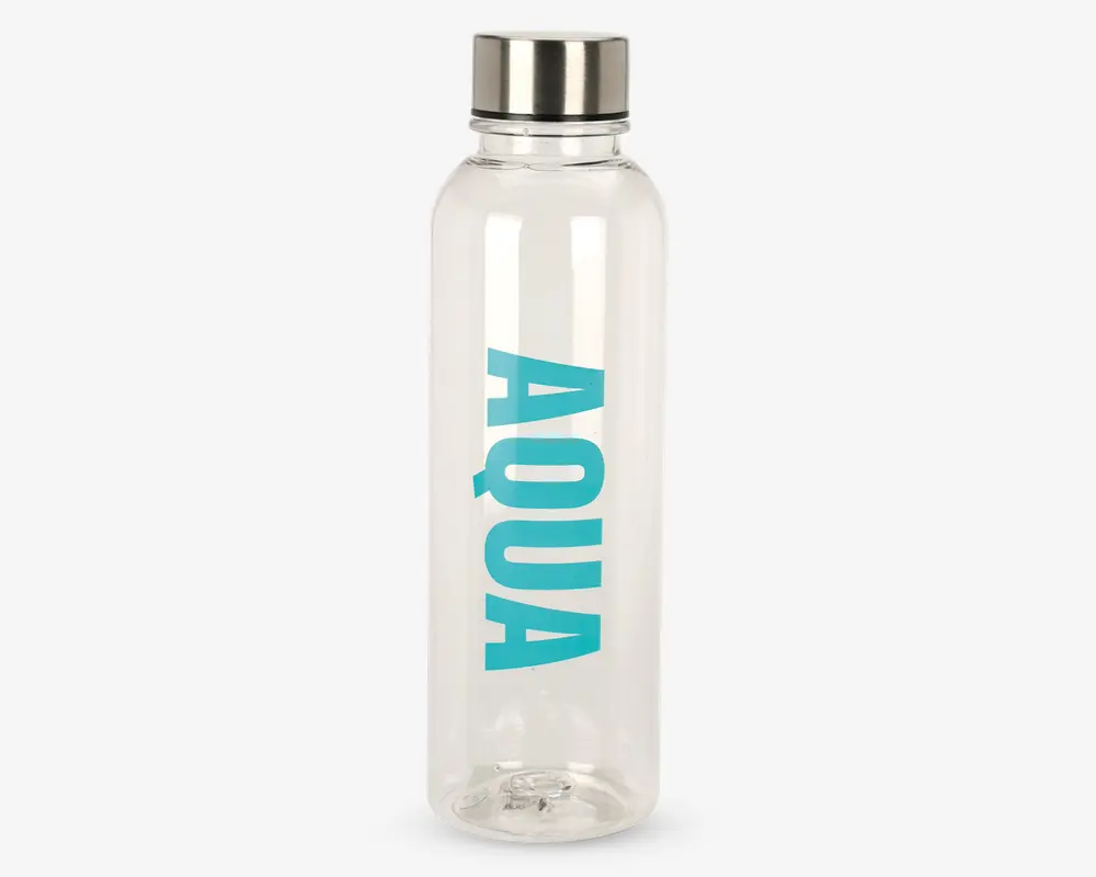 Klar, cylindrisk flaske med et skruelåg i metal. Ordet 'AQUA' er trykt lodret med store blå bogstaver på siden. Flasken har en glat overflade og en bred åbning, der gør det nemt at fylde og rengøre den.