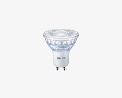 Klar LED-spotpære med GU10-fatning, udstyret med en gennemsigtig, facetslebet linse for fokuseret lysfordeling. Pæren har en kompakt, konisk form med en hvid sokkel, hvor Philips-logoet er trykt. Designet sikrer effektiv varmeafledning og egner sig til retningsbestemt belysning.