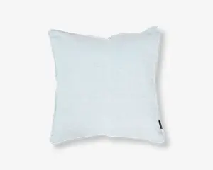 Firkantet pude med et diskret, fint lyseblåt og hvidt nålestribet mønster. Stoffet ser blødt og glat ud, og puden har et let overfyldt, fyldigt udseende. Der er et lille sort stofmærke på den ene kant, sandsynligvis med mærkets navn. Kanterne er pænt afsluttede med en let piping-detalje.