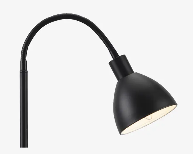 En mat sort lampe med en glat, rund skærm og en fleksibel, buet hals, der gør det muligt at justere lysretningen. Lampens inderside er hvid for at forbedre lysrefleksionen. Lampen har et minimalistisk, moderne design med rene linjer og en solid monteringsbase.