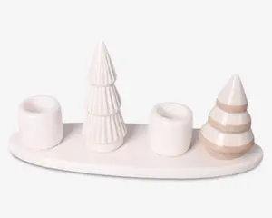 Dekorativt keramikstykke med to lysestager og to stiliserede træfigurer på en oval base. Træerne har kegleform, hvor det ene har en rillet overflade og det andet har skiftevis hvide og beige bånd. Designet er minimalistisk og moderne med en blank hvid finish.