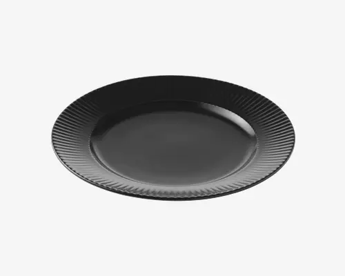 Rund sort tallerken med blank overflade. Kanten har et diskret, jævnt fordelt rillet eller riflet mønster, som giver tekstur og visuel interesse. Midten af tallerkenen er glat og let sænket.